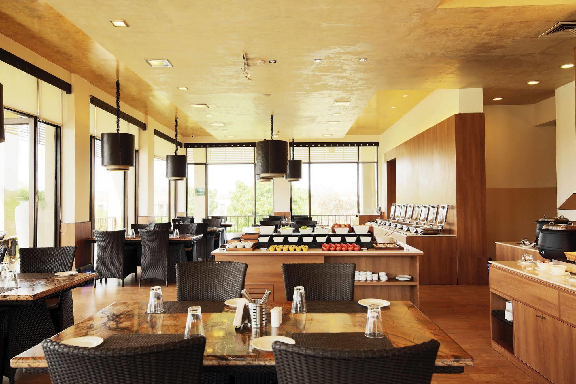 Lemon Tree Hotel, Tarudhan Valley, Manesar Gurgaon Extérieur photo
