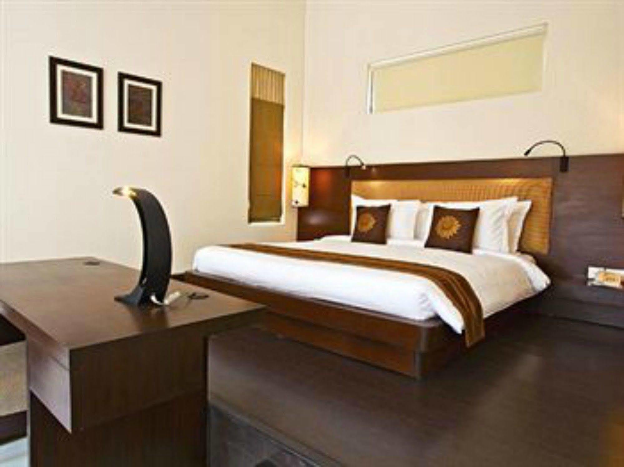 Lemon Tree Hotel, Tarudhan Valley, Manesar Gurgaon Extérieur photo