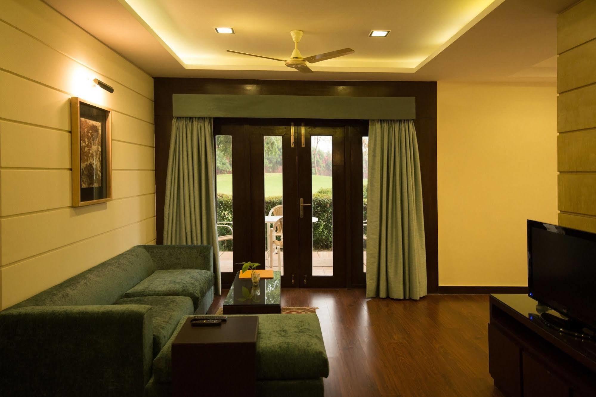 Lemon Tree Hotel, Tarudhan Valley, Manesar Gurgaon Extérieur photo
