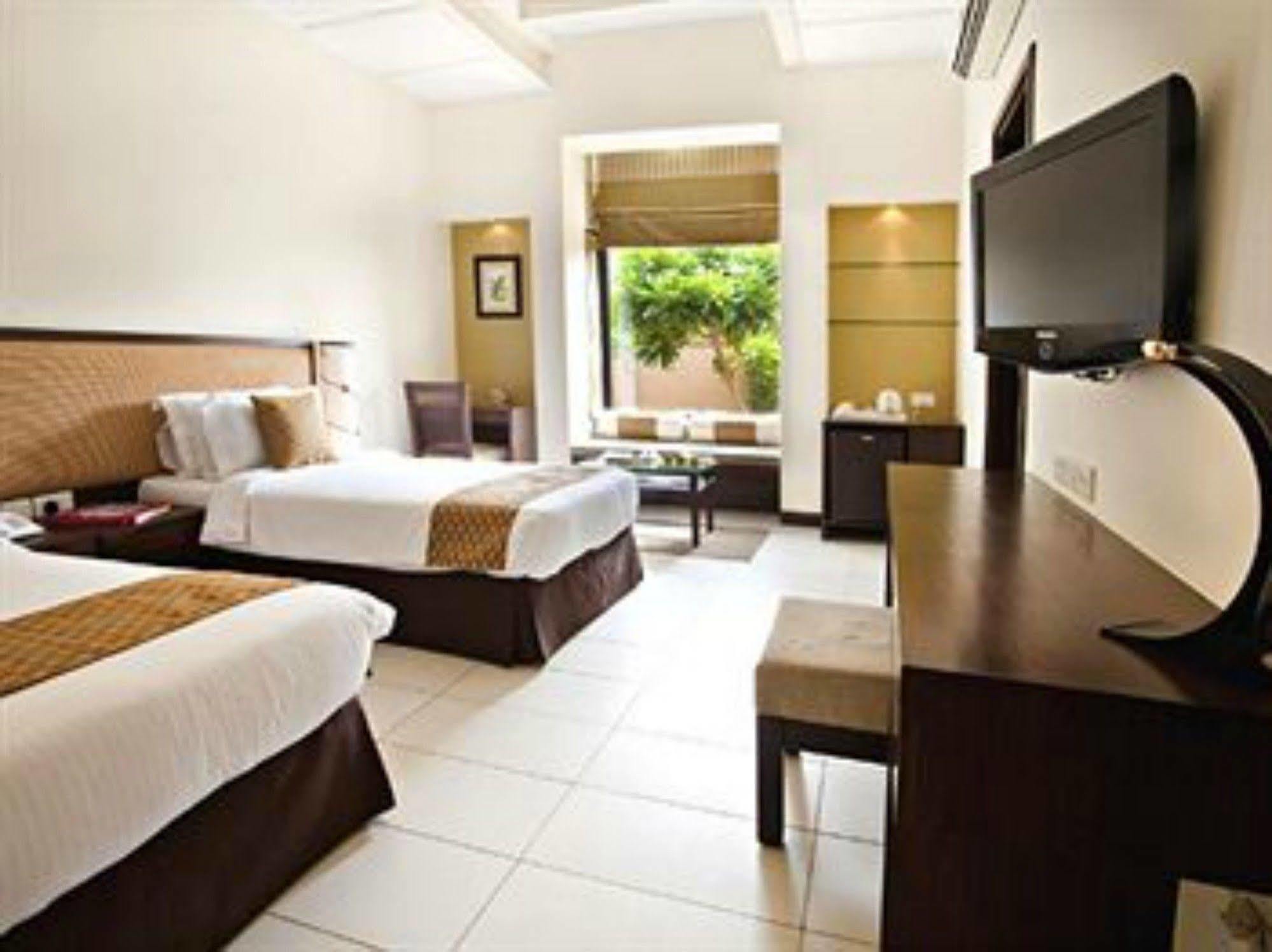 Lemon Tree Hotel, Tarudhan Valley, Manesar Gurgaon Extérieur photo