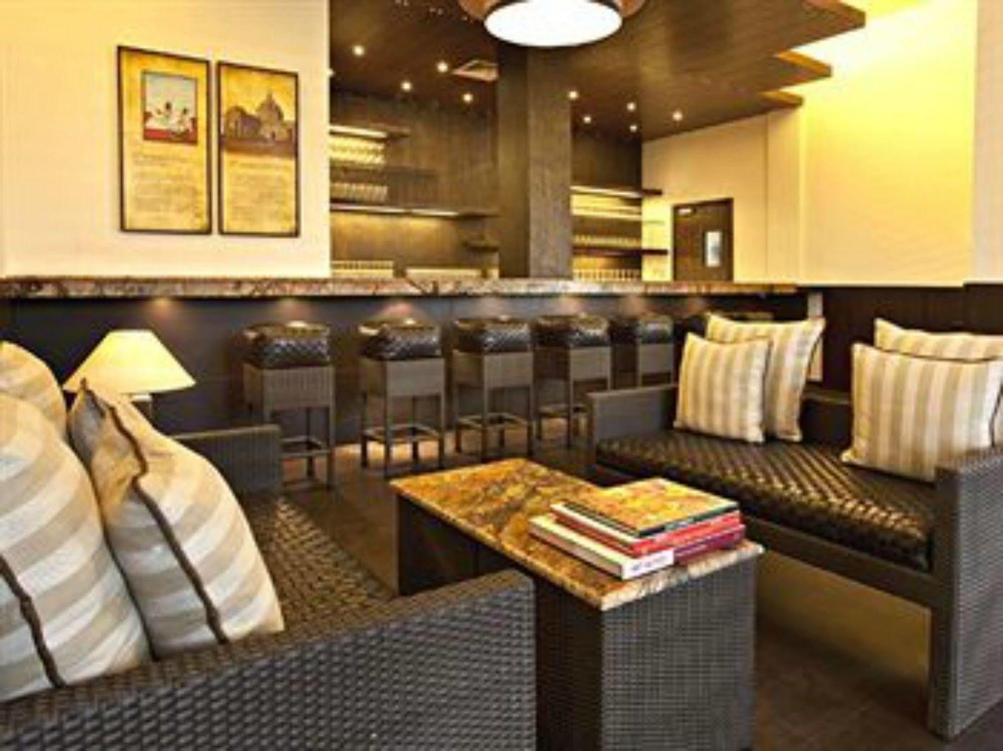 Lemon Tree Hotel, Tarudhan Valley, Manesar Gurgaon Extérieur photo