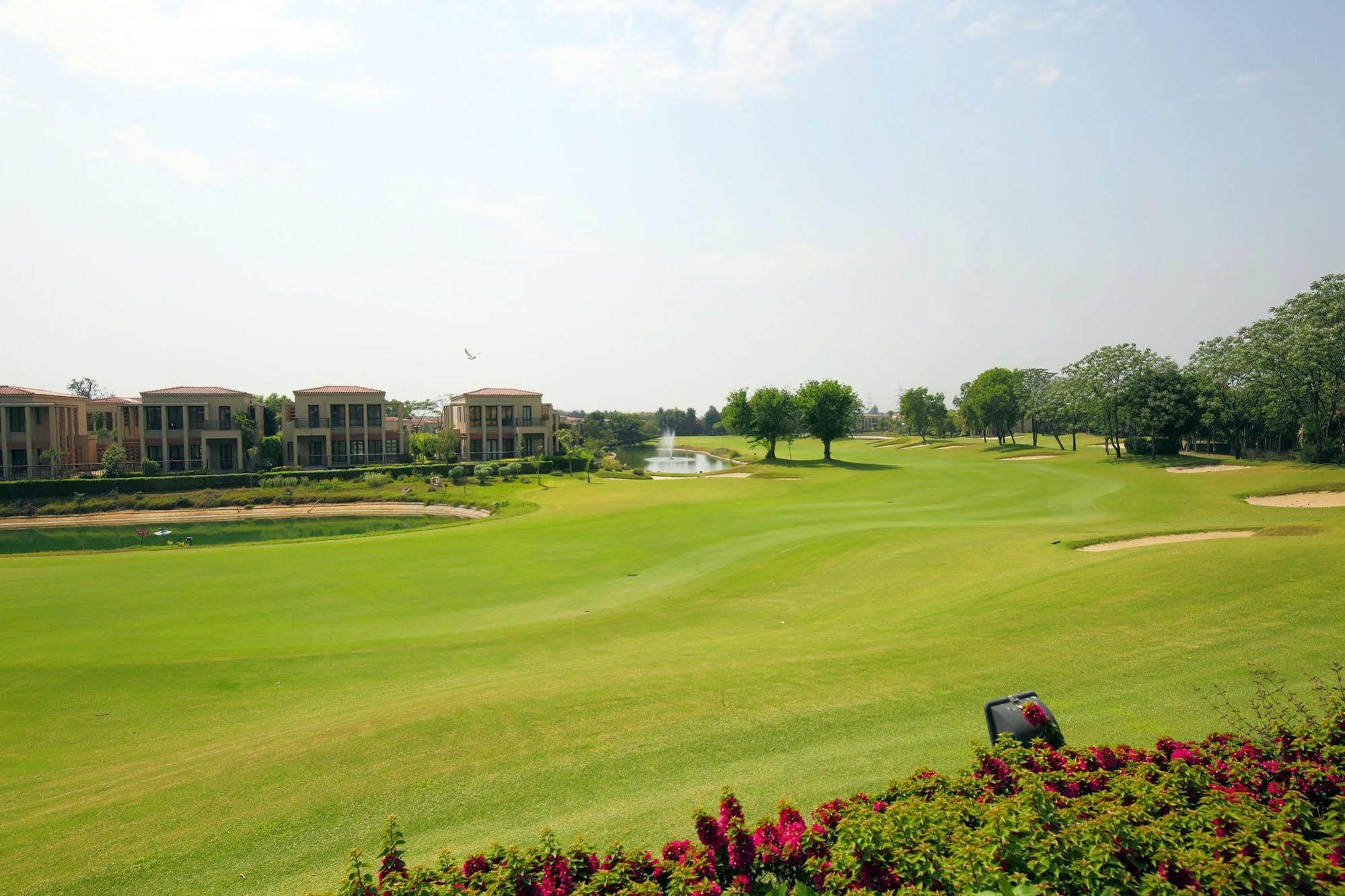 Lemon Tree Hotel, Tarudhan Valley, Manesar Gurgaon Extérieur photo