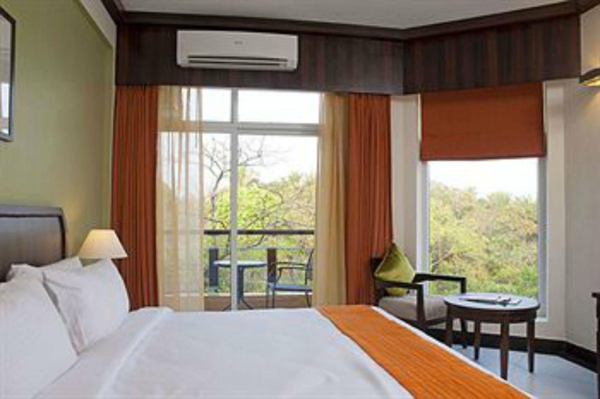 Lemon Tree Hotel, Tarudhan Valley, Manesar Gurgaon Extérieur photo